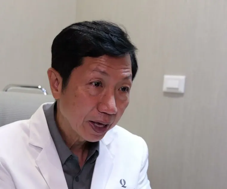 A physician at Quora Medical Wellness discussing findings during a consultation
